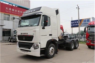 تستخدم HOWO 6 × 4 T7H Natural Gas Tractor