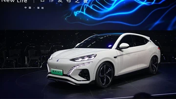 تقدم BYD's Denza N7 SUV رسميًا بنظام Devialet الصوتي الفرنسي