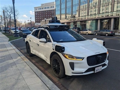 Waymo تجمع 5.6 مليار دولار لتوسيع خدمات سيارات الأجرة ذاتية القيادة
